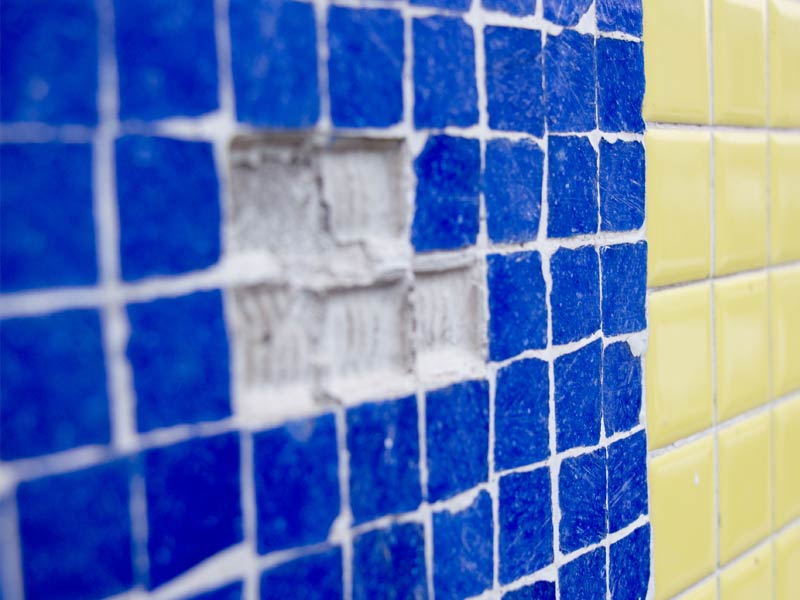 Colocación de gresite desprendido o piezas desprendidas del vaso de piscinas - Piscinator Colocación de gresite desprendido o piezas desprendidas del vaso de piscinas