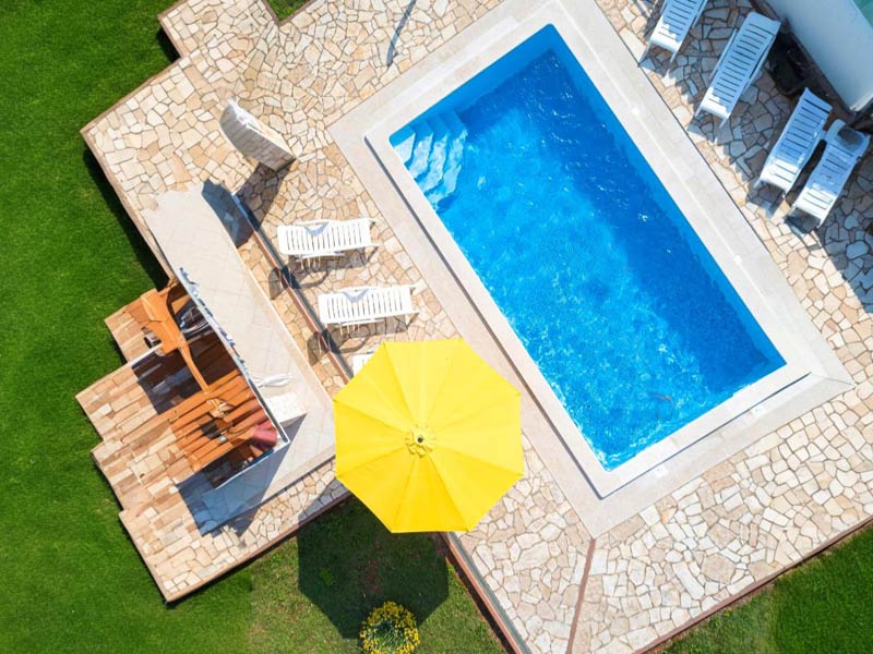 Presupuesto para la construcción de piscina de obra con hormigón y revestimiento de gresite o porcelánico Presupuesto para la construcción de piscina de obra con hormigón y revestimiento de gresite o porcelánico