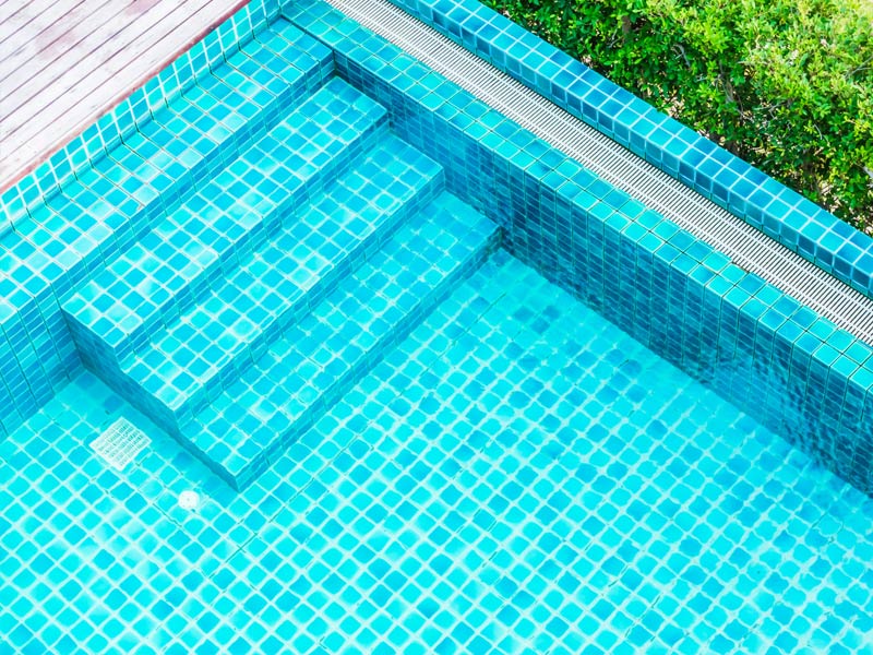 Presupuesto para la construcción de piscina de obra con hormigón y revestimiento de gresite o porcelánico Presupuesto para la construcción de piscina de obra con hormigón y revestimiento de gresite o porcelánico