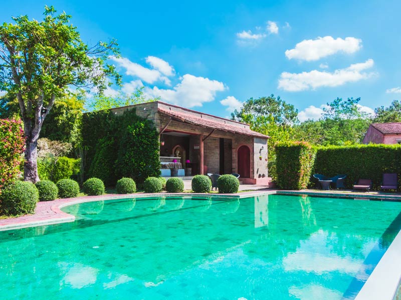 Presupuesto para la construcción de piscina de obra con hormigón y revestimiento de gresite o porcelánico