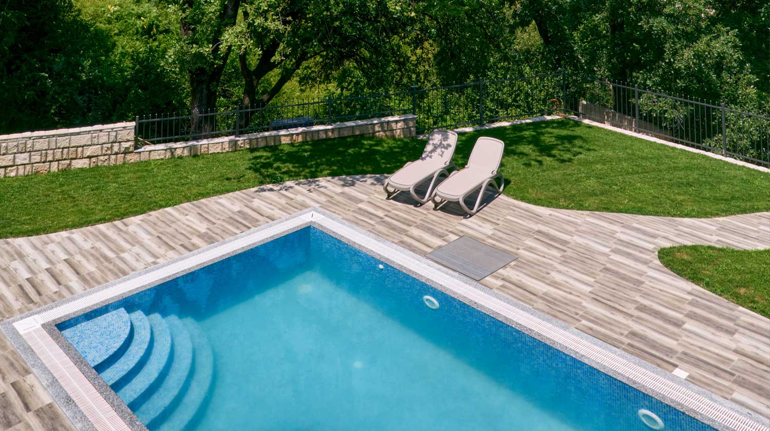 Solicita presupuesto para la construcción de tu piscina de obra con hormigón y revestimiento cerámico de gresite o porcelánico - Piscinator Solicita presupuesto para la construcción de tu piscina de obra con hormigón y revestimiento cerámico de gresite o porcelánico